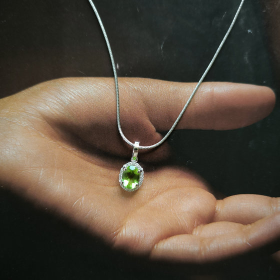 Серебряная подвеска с хризолітом 1.259ct, фианитами
