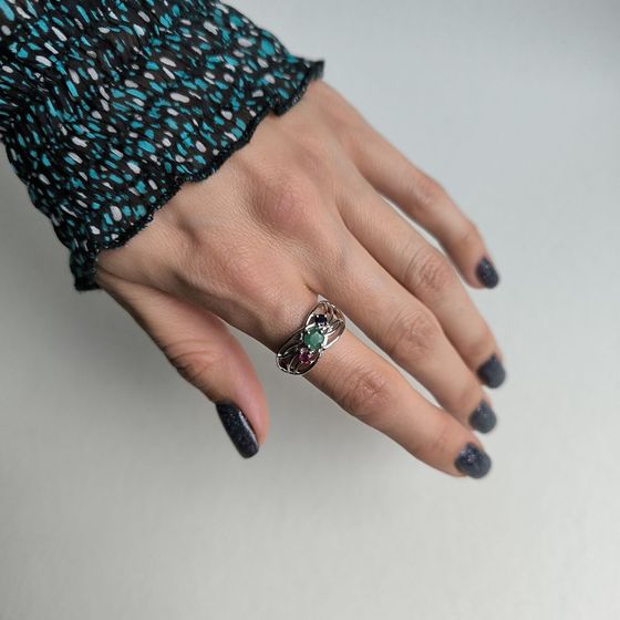 Серебряное кольцо с сапфиром 1.917ct, изумрудом, рубином