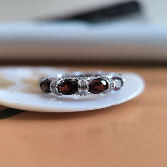 Серебряное кольцо с гранатом 7.076ct