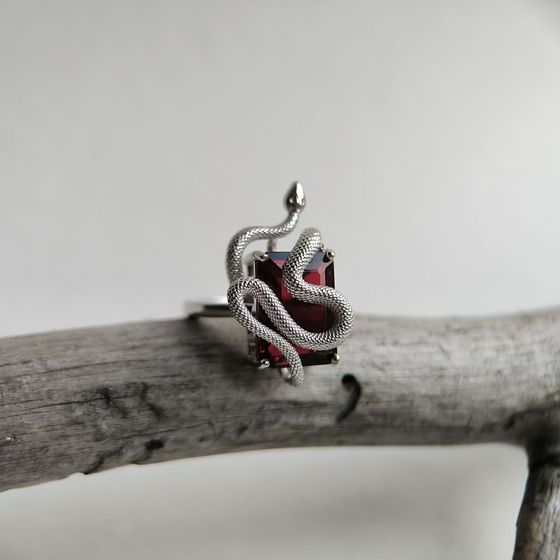 Серебряное кольцо с гранатом 5.425ct