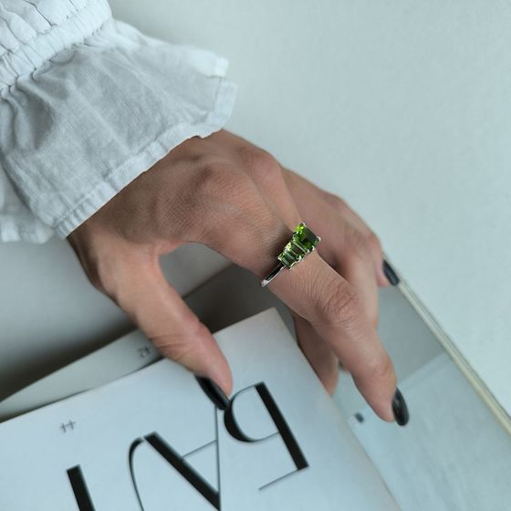 Серебряное кольцо с хризолітом