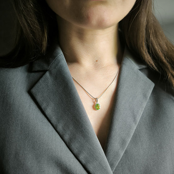 Серебряная подвеска с хризолітом 1.259ct, фианитами