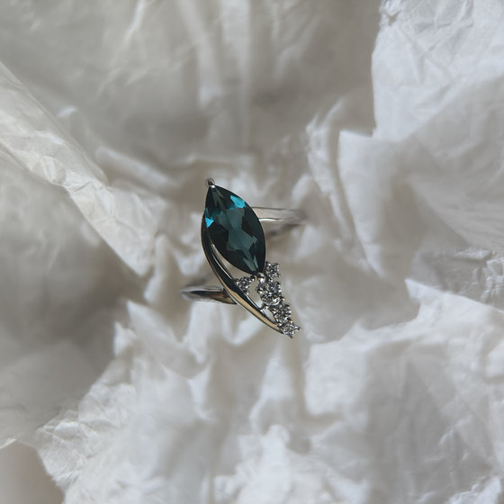 Серебряное кольцо с топазом Лондон Блю 1.675ct, фианитами