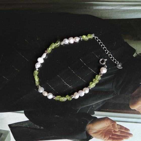 Серебряный браслет с хризолітом, жемчугом барочным