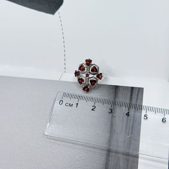 Серебряное кольцо с гранатом 2.533ct