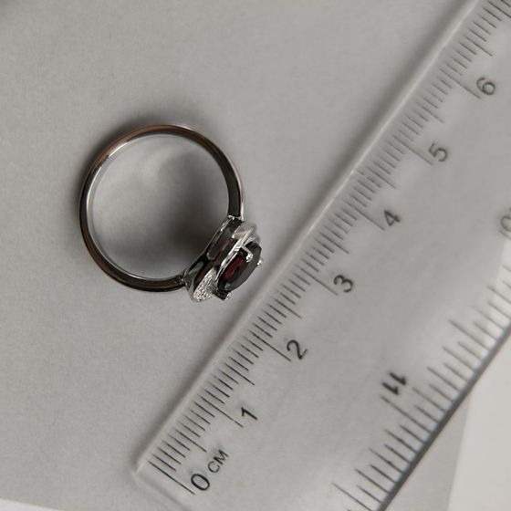 Серебряное кольцо с гранатом