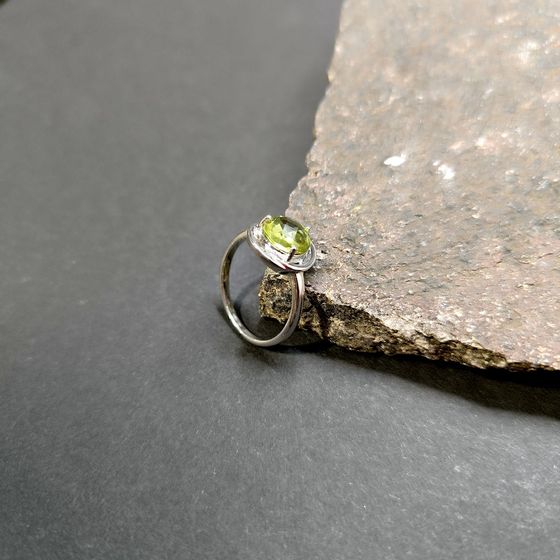 Серебряное кольцо с хризолітом 2.275ct