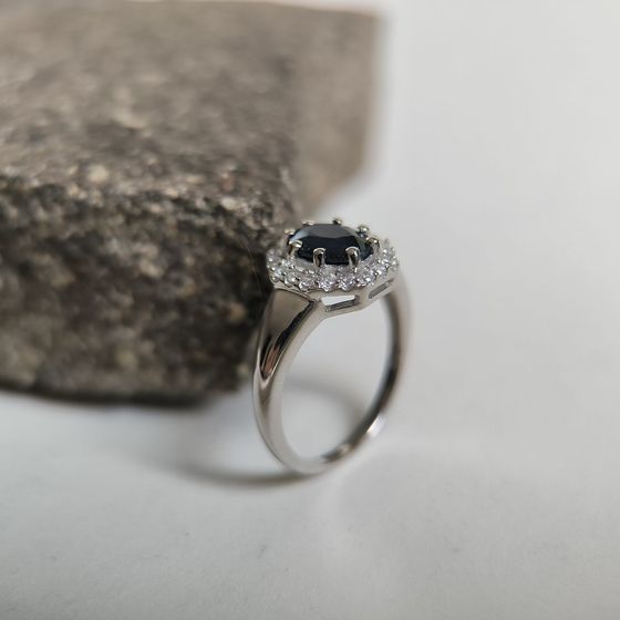 Серебряное кольцо с сапфиром 2.093ct, фианитами