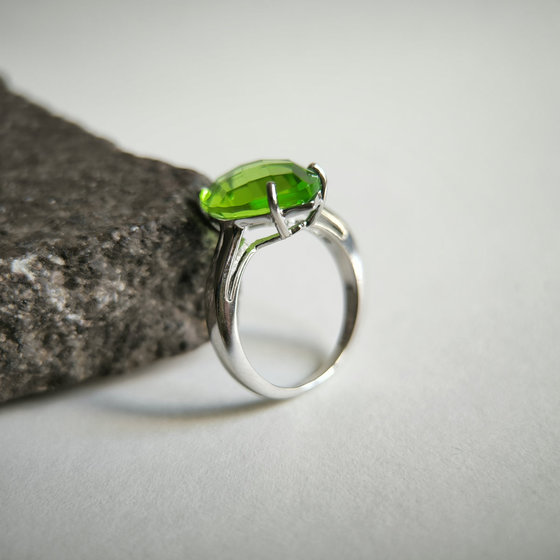 Серебряное кольцо с хризолітом 4.855ct