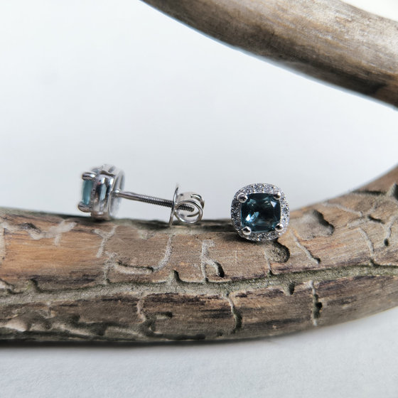 Серебряные серьги с топазом Лондон Блю 1.377ct, фианитами