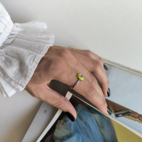 Серебряное кольцо с фианитами, емаллю