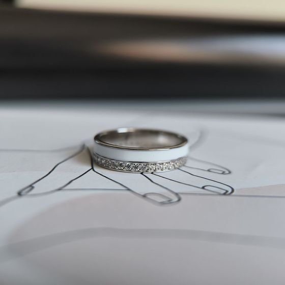 Серебряное кольцо с фианитами, емаллю