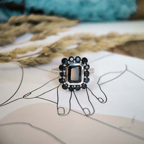 Серебряное кольцо с сапфиром 5.82ct, фианитами
