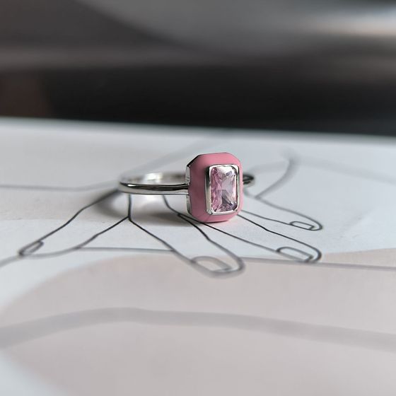 Серебряное кольцо с фианитами, емаллю