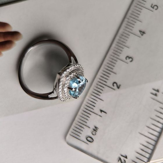 Серебряное кольцо с топазом 2.807ct, фианитами