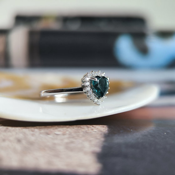 Серебряное кольцо с топазом Лондон Блю 0.949ct, фианитами
