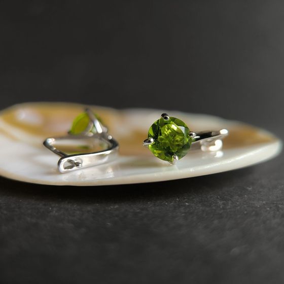 Серебряные серьги с хризолітом