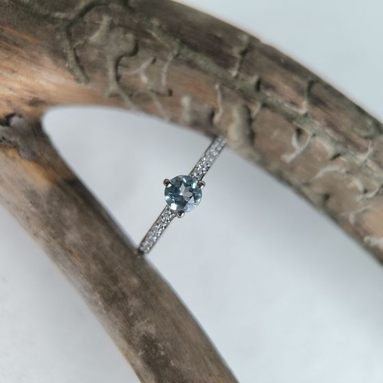 Серебряное кольцо с топазом 0.749ct, фианитами