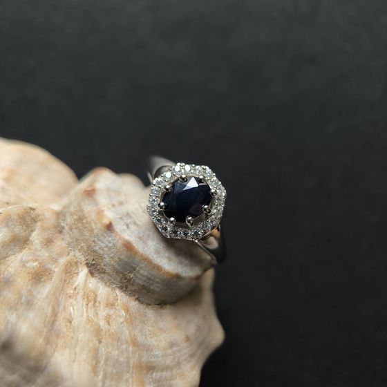 Серебряное кольцо с сапфиром 2.093ct, фианитами