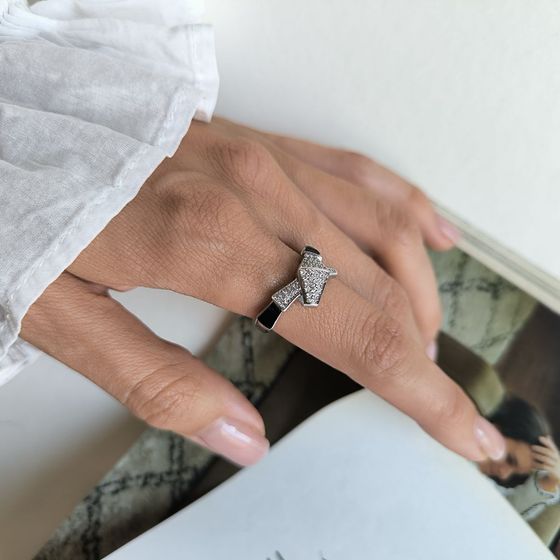 Серебряное кольцо с фианитами, емаллю