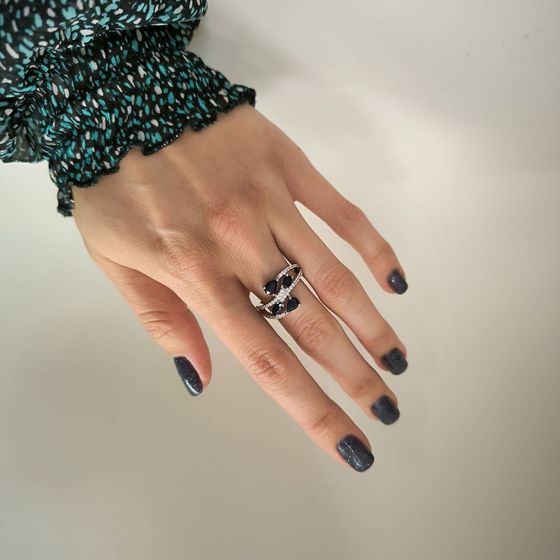 Серебряное кольцо с сапфиром 2.333ct, фианитами