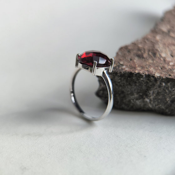 Серебряное кольцо с гранатом nano