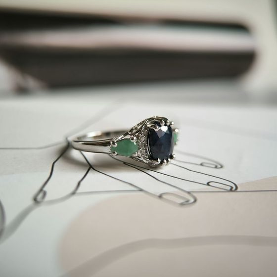 Серебряное кольцо с сапфиром 2.135ct, изумрудом, фианитами