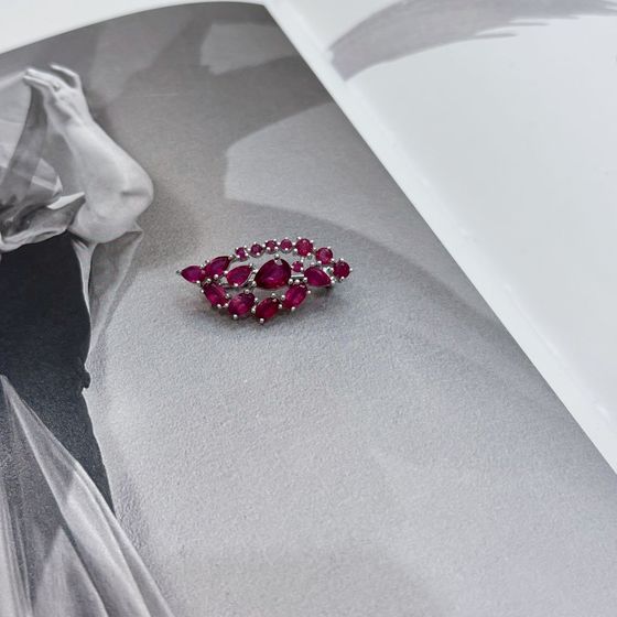 Серебряная брошка с рубином 4.325ct