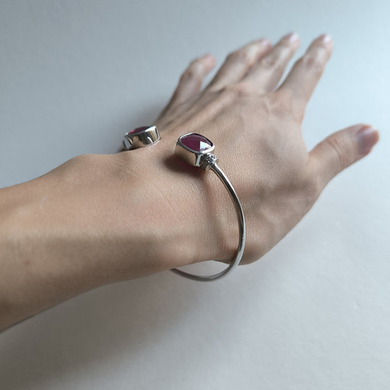 Серебряный браслет с рубином 9.699ct, фианитами