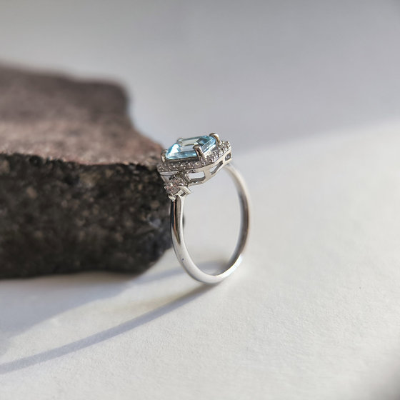 Серебряное кольцо с топазом 1.843ct, фианитами