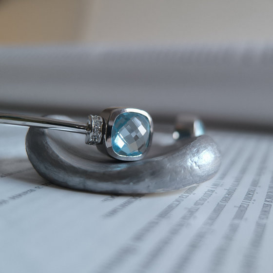 Серебряный браслет с топазом 9.716ct, фианитами