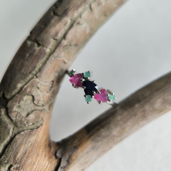 Серебряное кольцо с сапфиром, рубином, изумрудом