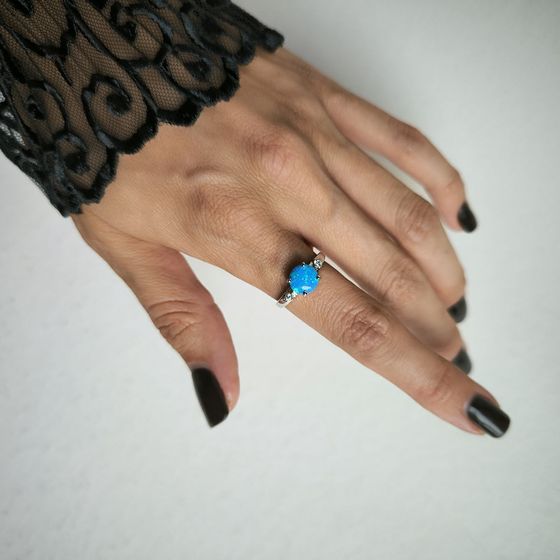 Серебряное кольцо с опалом 0.916ct, фианитами