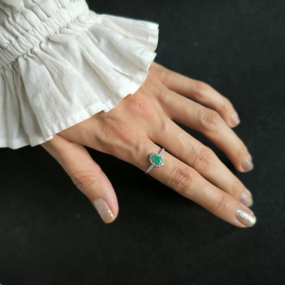 Серебряное кольцо с изумрудом 0.975ct, фианитами