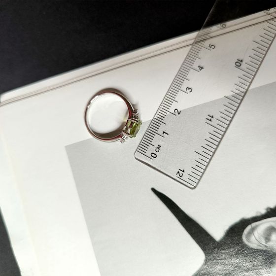 Серебряное кольцо с хризолітом 1.967ct, фианитами