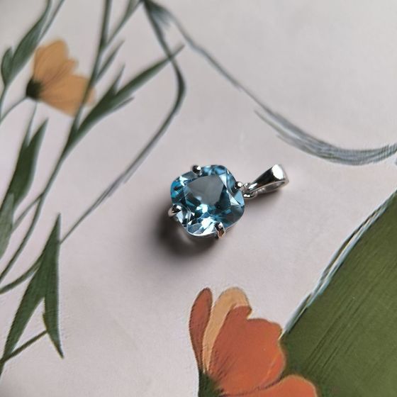 Серебряная подвеска с топазом 4.875ct