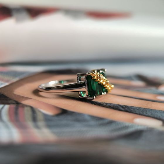 Серебряное кольцо с изумрудом nano