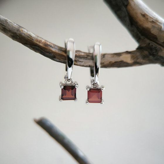 Серебряные серьги с гранатом 1.669ct