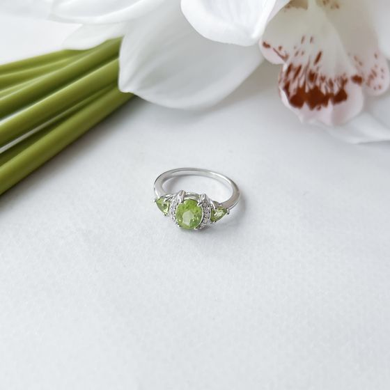 Серебряное кольцо с хризолітом 1.742ct, фианитами