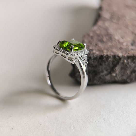 Серебряное кольцо с хризолітом