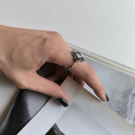 Серебряное кольцо с ониксом, фианитами