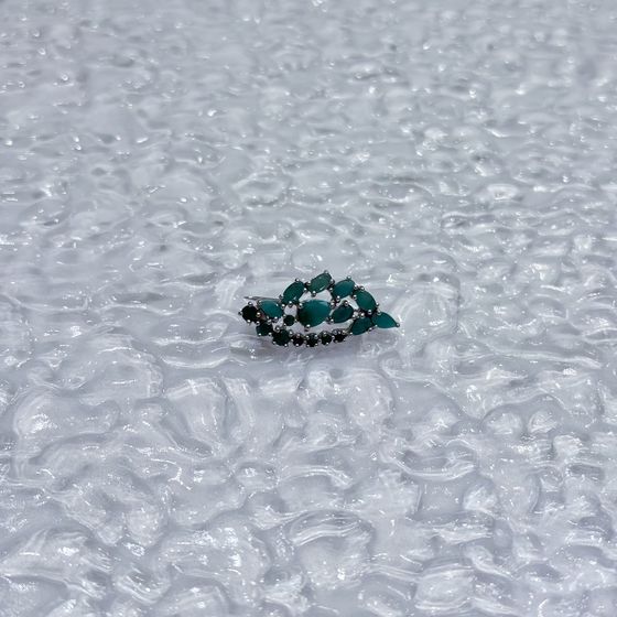 Серебряная брошка с изумрудом 2.837ct