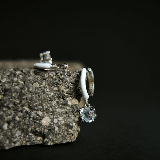 Серебряные серьги с фианитами, емаллю