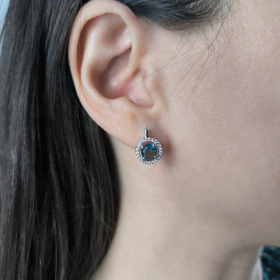 Серебряные серьги с топазом Лондон Блю 1.742ct, фианитами