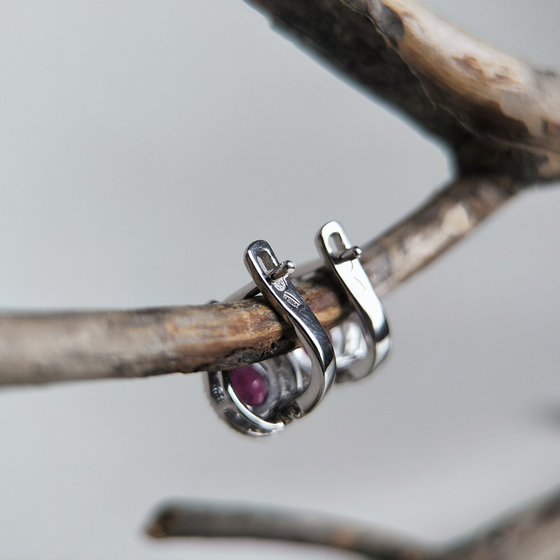 Серебряные серьги с рубином 2.672ct, фианитами