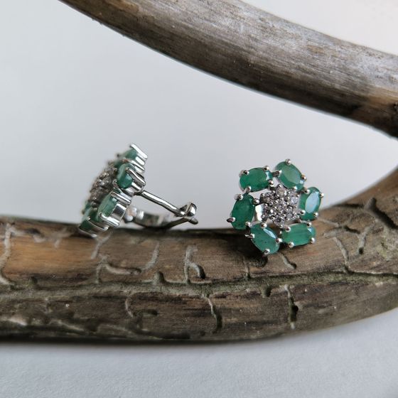 Серебряные серьги с изумрудом, фианитами