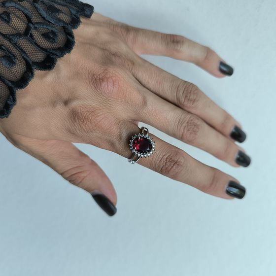 Серебряное кольцо с гранатом nano, фианитами