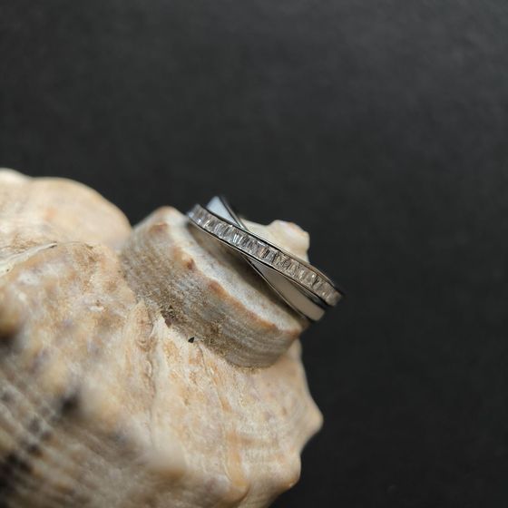 Серебряное кольцо с емаллю, фианитами Серебряное кольцо с емаллю, фианитами