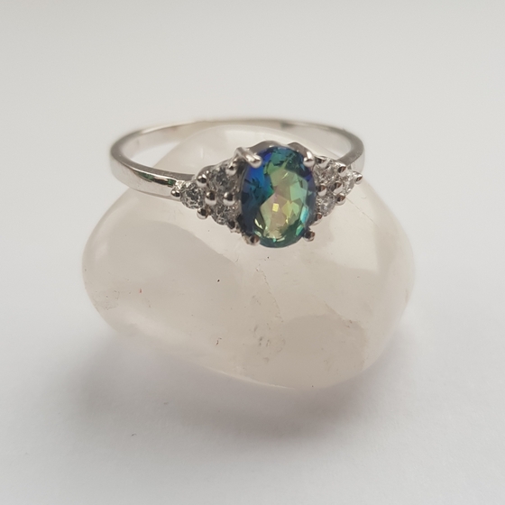 Серебряное кольцо с мистик топазом, фианитами