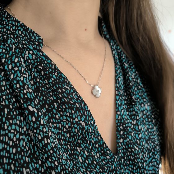 Серебряное колье с перламутром, фианитами
